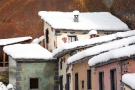 Particolare dei tetti con la neve