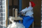 Donna che carda la lana (meccanizzata)