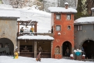 Particolare delle case con neve