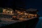 Vista notturna con neve