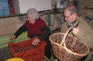 Enzo e Ines con le castagne