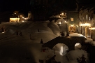 Notturna con neve vista sul ponte