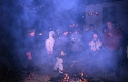 Soci intorno al fuoco